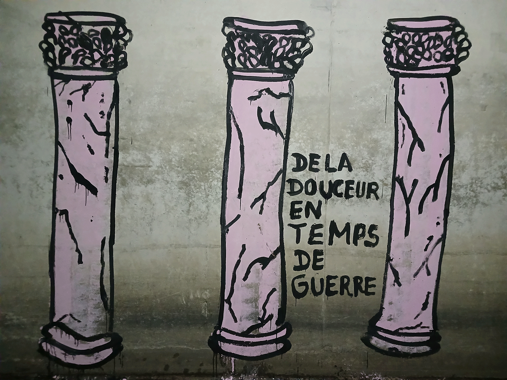 Taïeb, De la douceur en temps de guerre, 2024, Marseille (FR), peinture acrylique, peinture alkyde, 250 x 200 cm. Crédit photo : Taïeb, Paris, 2025